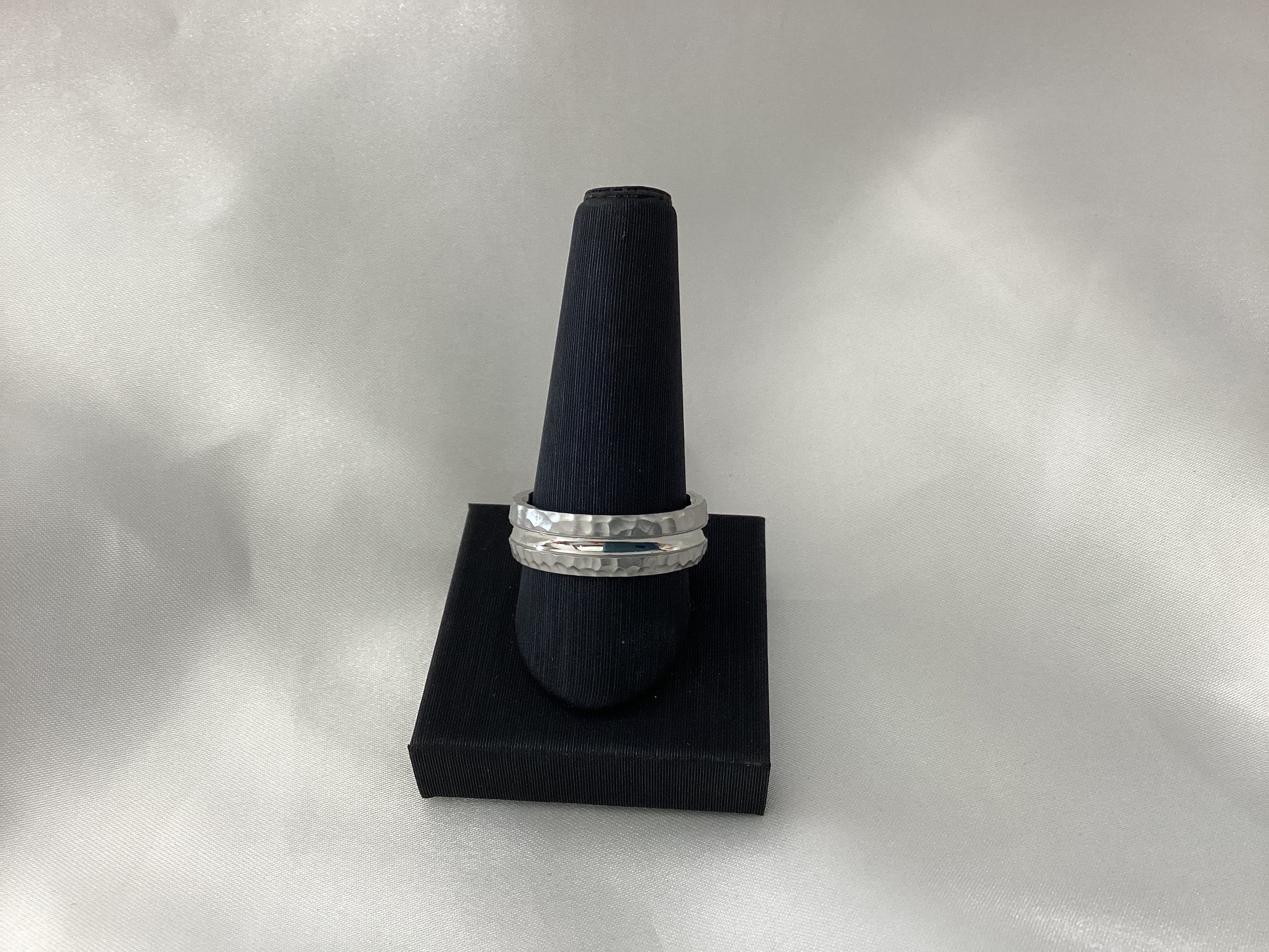 Stainless steel polished and hammered band