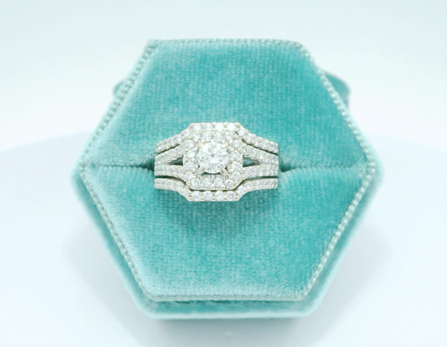 Pre-Loved 14K White Gold Bridal Set with Round Center Stone and Square Halo