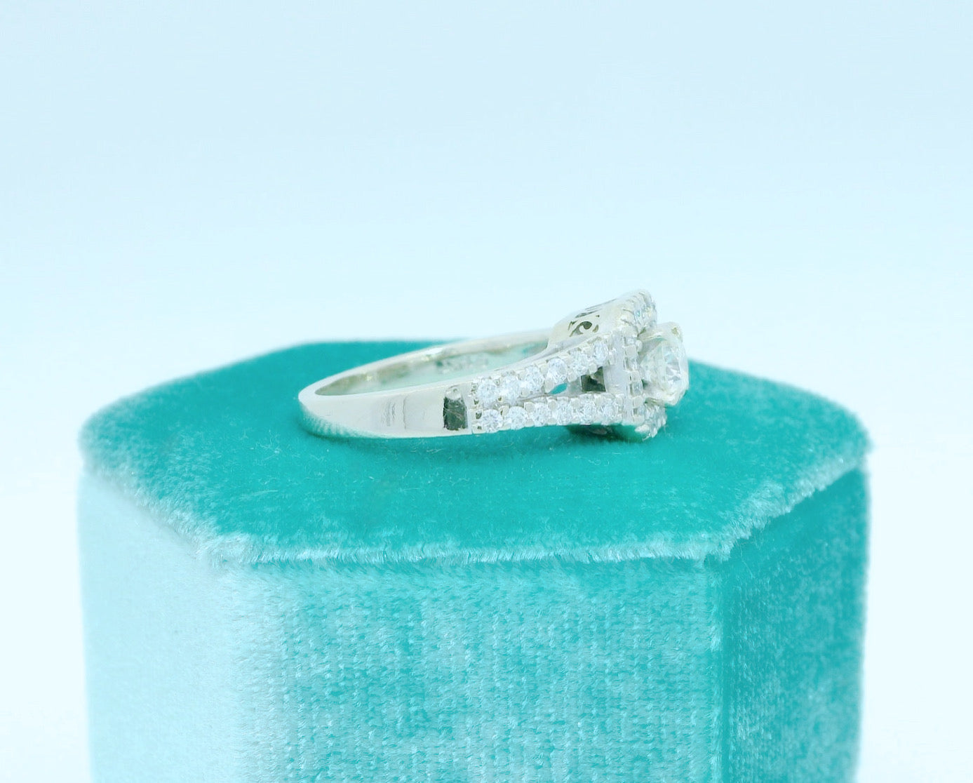 Pre-Loved 14K White Gold Bridal Set with Round Center Stone and Square Halo