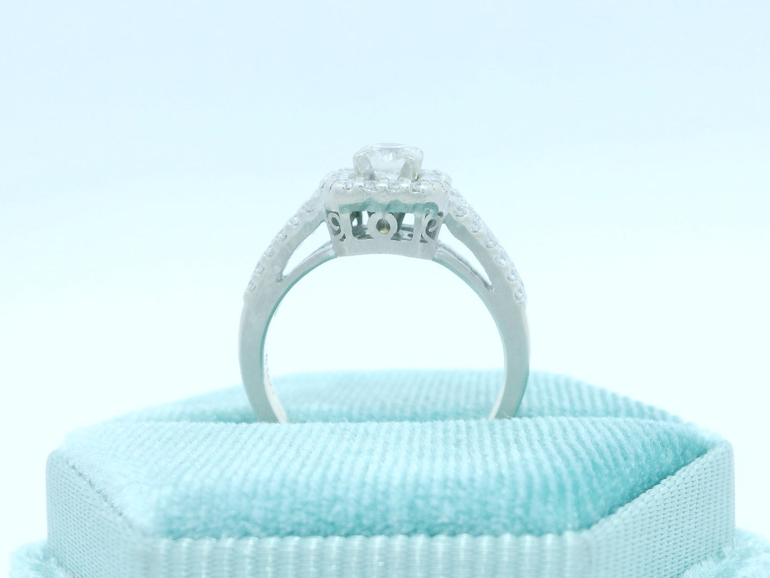 Pre-Loved 14K White Gold Bridal Set with Round Center Stone and Square Halo