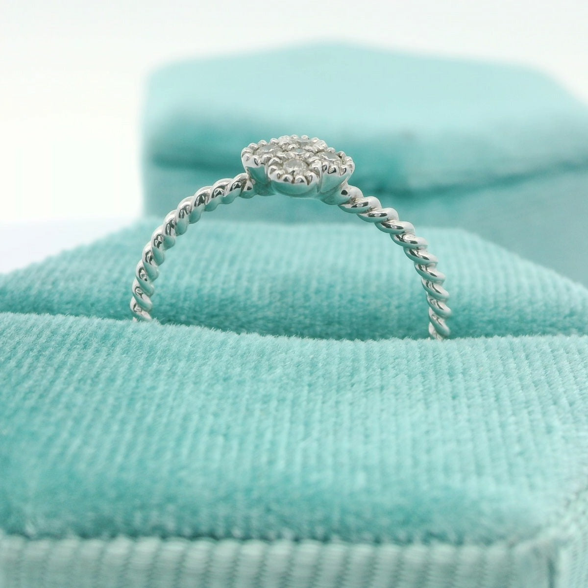 10K Flower shaped diamond ring